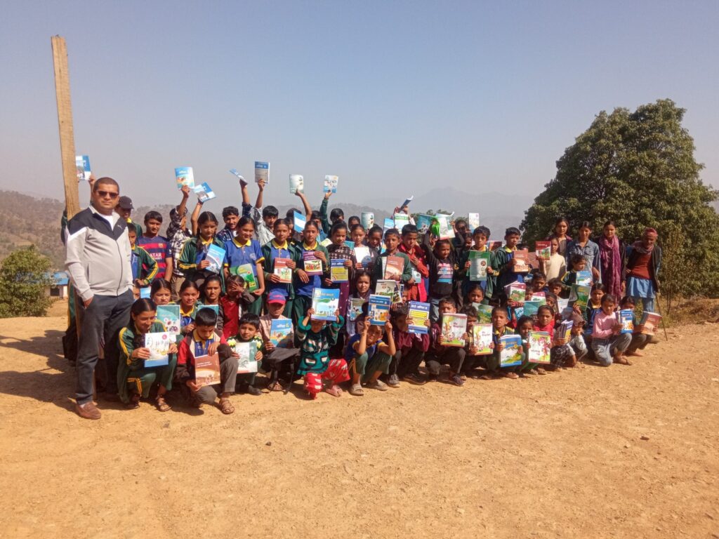 बैतडीको एक सामुदायिक विद्यालयद्वारा विद्यार्थीहरुलाई पुस्तक वितरण