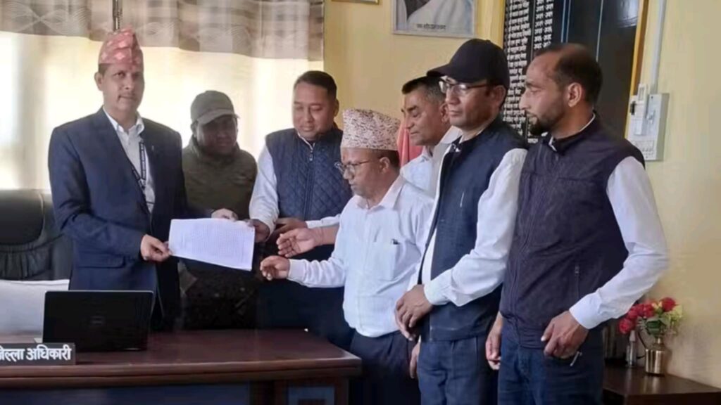 बैतडीका निजामती कर्मचारीहरुले पठाए सिडिओमार्फत सभामुखलाई ज्ञापन&hellip;