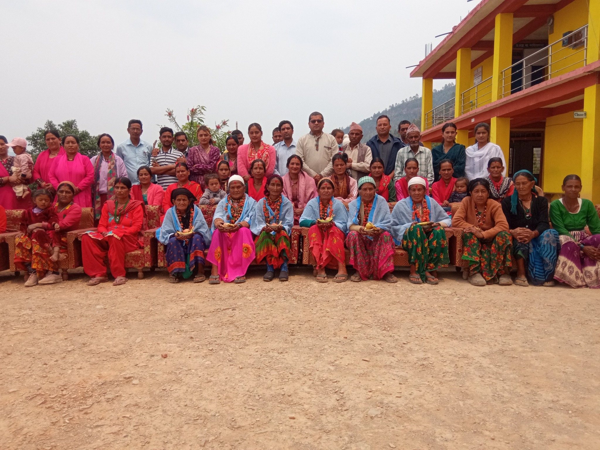 मातातीर्थ औंसीको अवसरमा सिद्धेश्वर माविद्वारा जेष्ठ आमाहरुलाई सम्मान