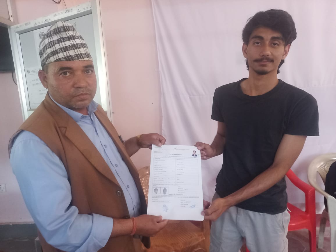 सेवाग्राहीलाई अनलाइन प्रणालीबाट नागरिकता सिफारिस दिदै पाटन नगरपालिका ६ का वडाअध्यक्ष राजेन्द्र बिष्ट ।