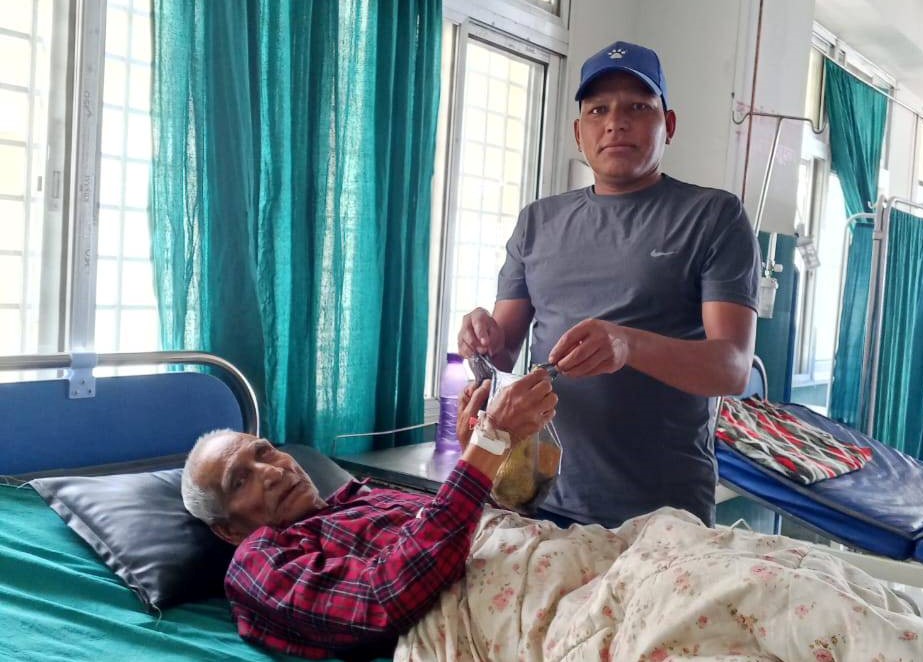 बैतडीमा मदन–आश्रित स्मृति दिवसको अवसरमा फलफूल वितरण