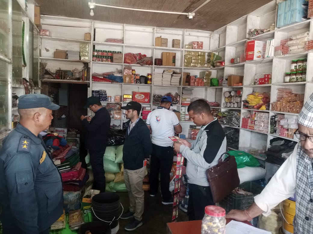 बैतडीको खोड्पे बजार अनुगमन, दुई पसललाई जरिवाना