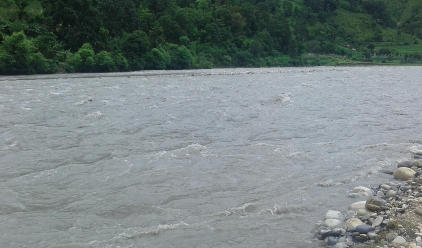 चौलानीमा नदीमा हाम फालेर बैतडीका युवक बेपत्ता