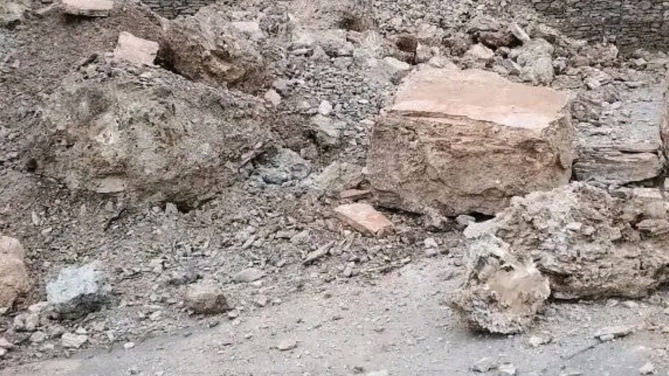 बैतडीको जेउडेमा पहिरो खस्दा दशरथचन्द राजमार्ग अवरुद्ध