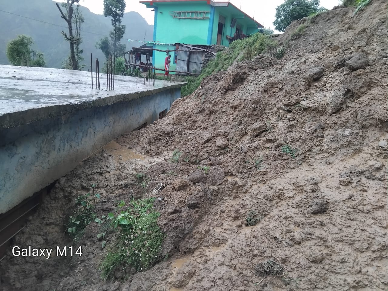 बैतडीः पहिरोले सुर्नया–८को गणेश आधारभुत विद्यालयमा क्षति 