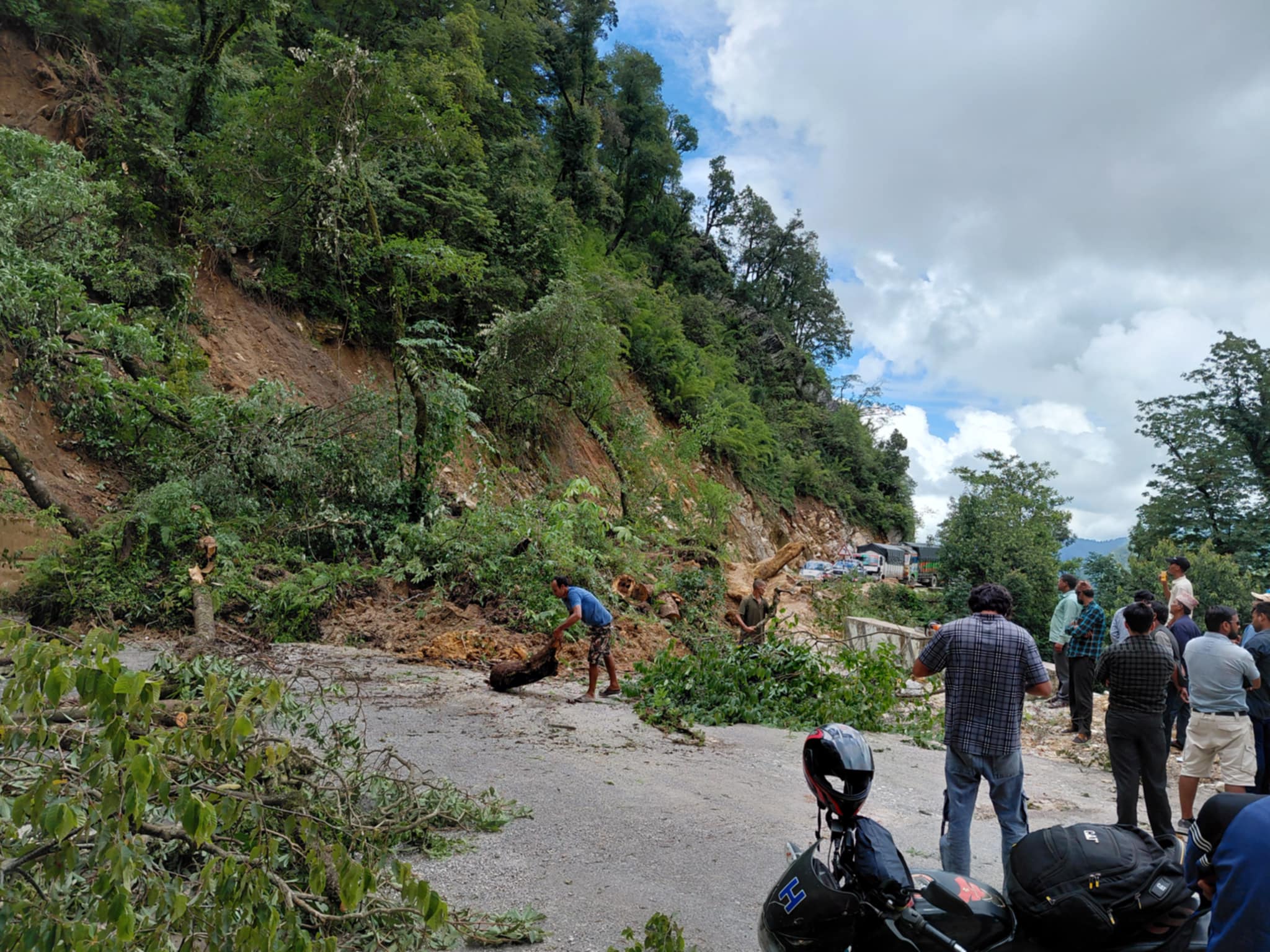 पहिरोले अवरुद्ध बनेको जयपृथ्वी राजमार्ग सुचारु