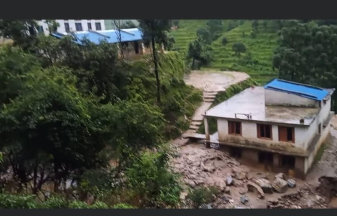 बैतडीः पहिरोले केदार मावि कठमडाको चार कोठे भवनमा क्षति, शौचालय भत्कियो