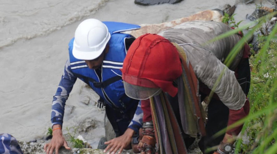 महाकाली नदीमा खसेका एक व्यक्तिको सशस्त्र प्रहरीद्वारा सकुशल उद्धार