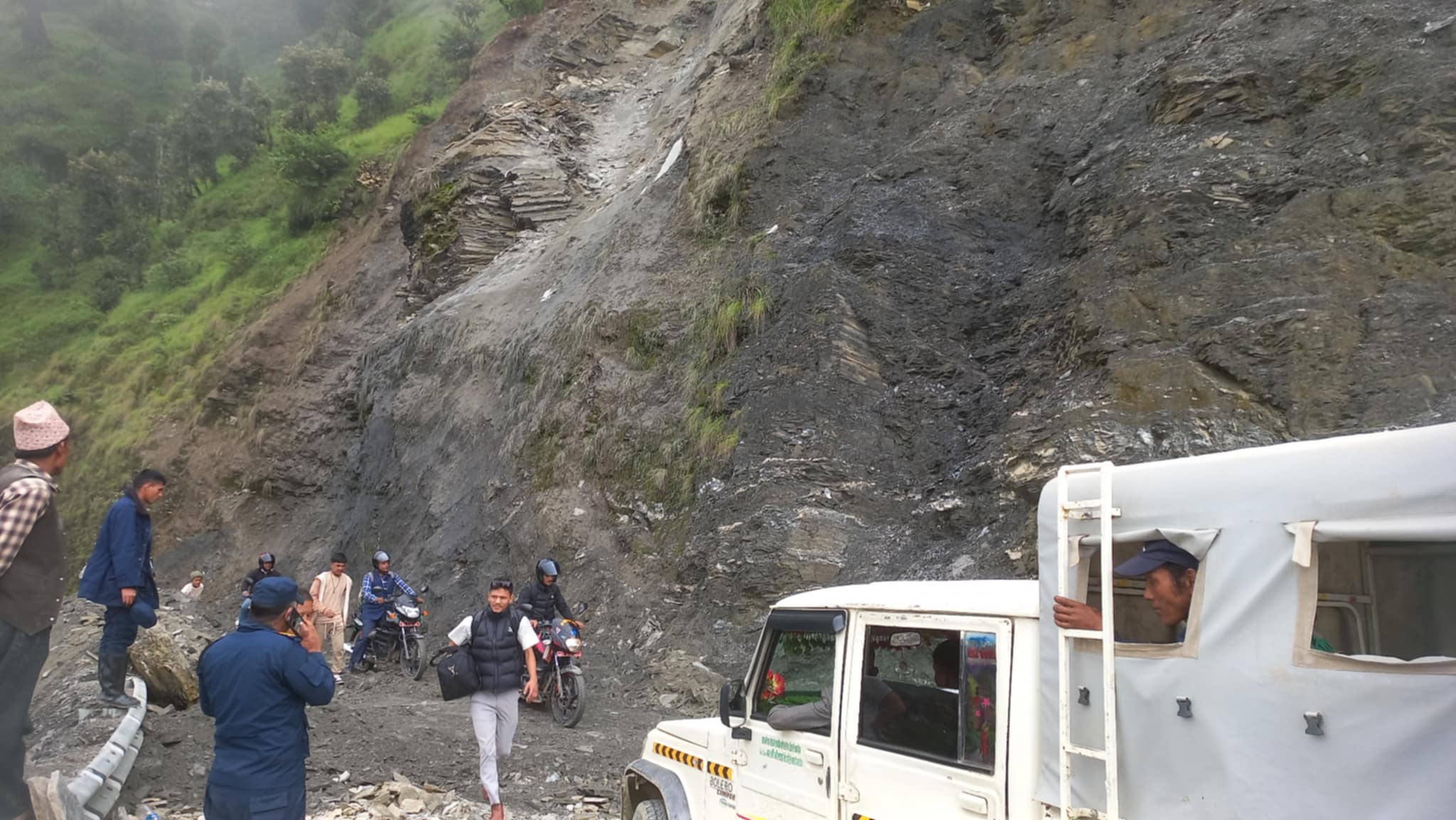 पहिरो खसेपछि अवरुद्ध बनेको जयपृथ्वी राजमार्ग सुचारु