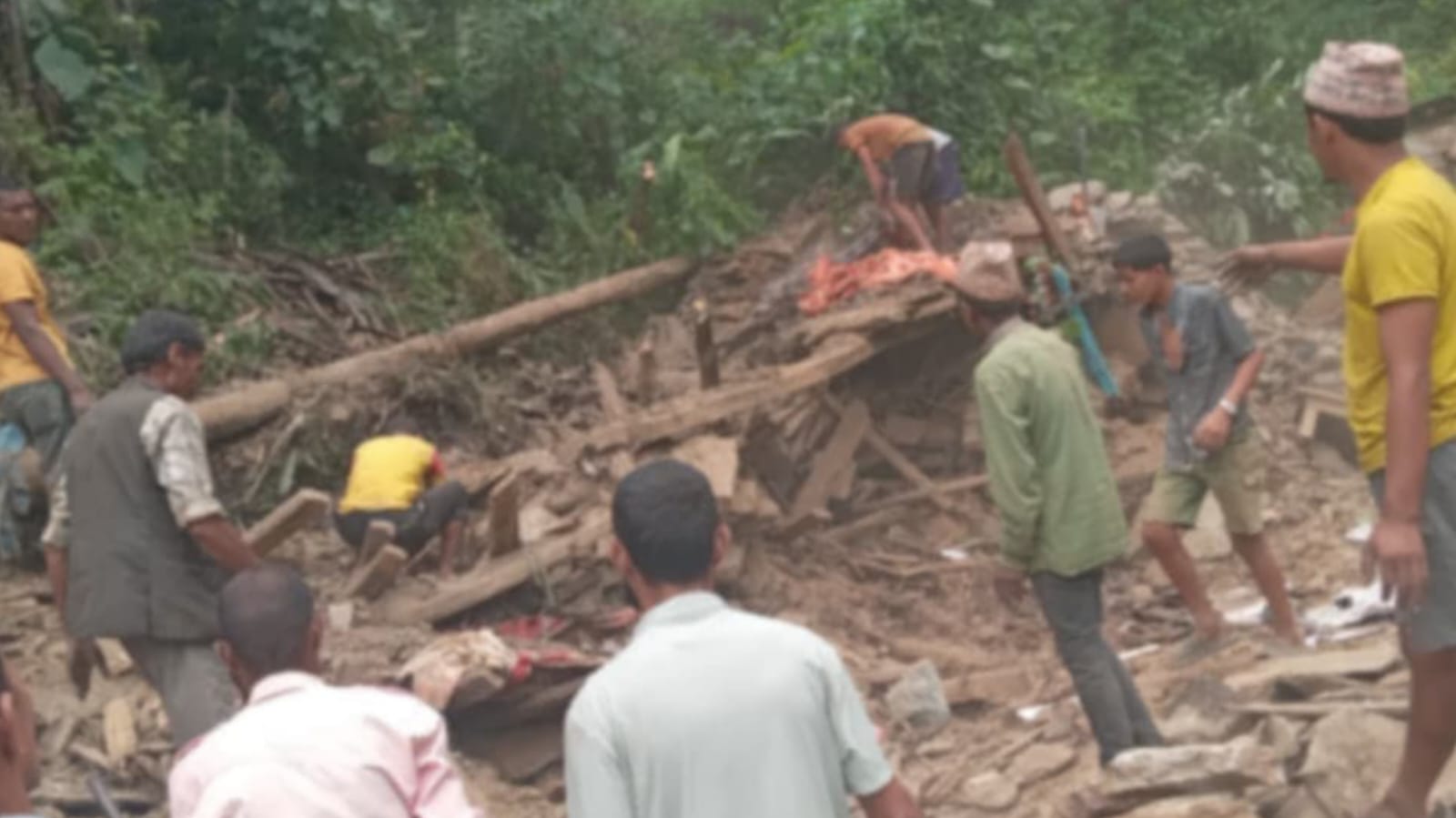 बैतडीको पुर्चौडीमा पहिरोले एक घर पुरियो