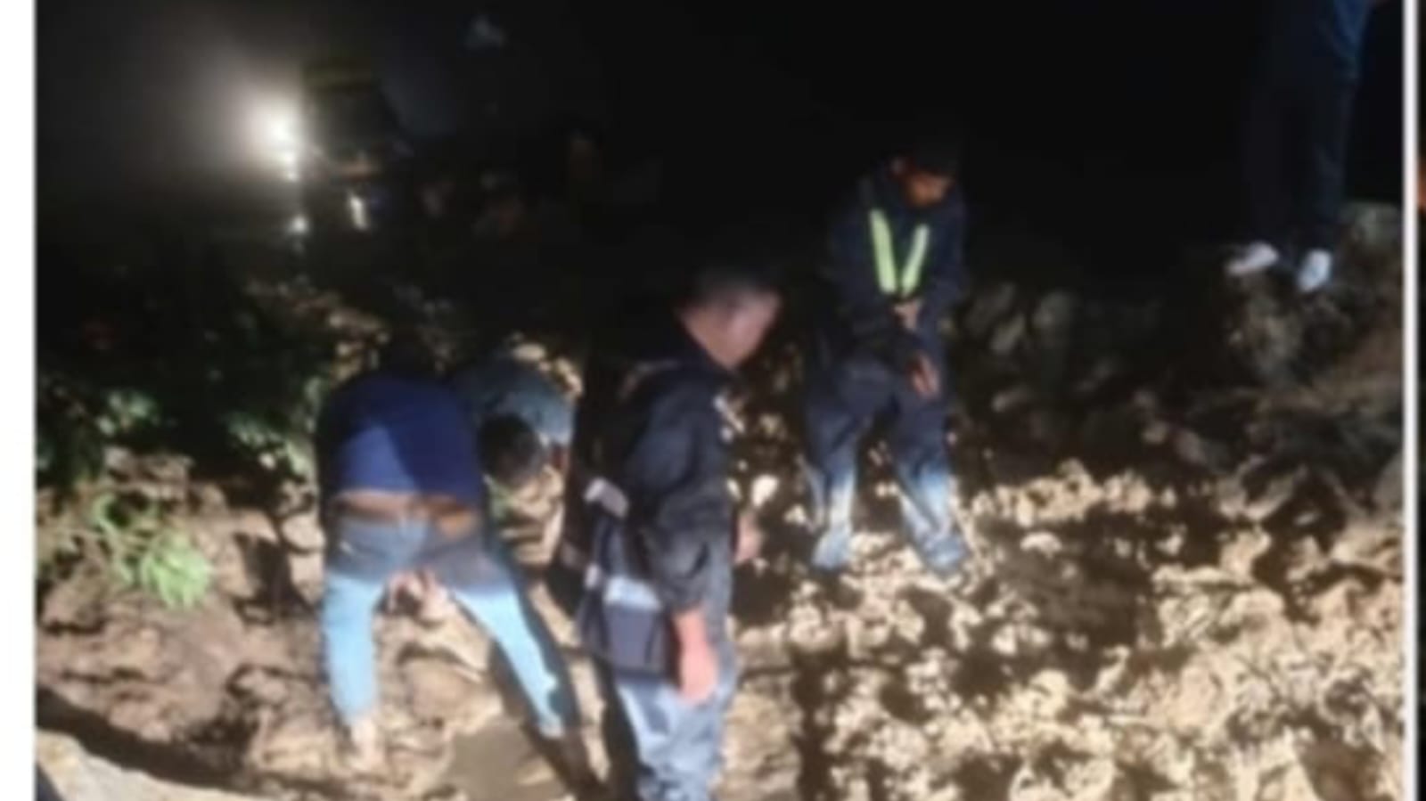 भञ्ज्याङमा पहिरो खस्दा जयपृथ्वी राजमार्ग अवरुद्ध