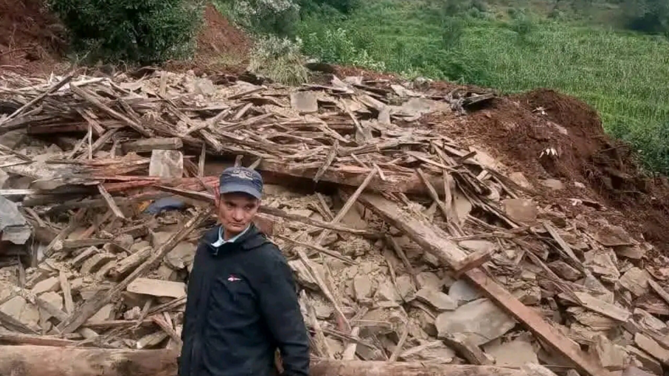 बैतडीमा पहिरोले घर पुरियो, एक जना गम्भीर घाइते