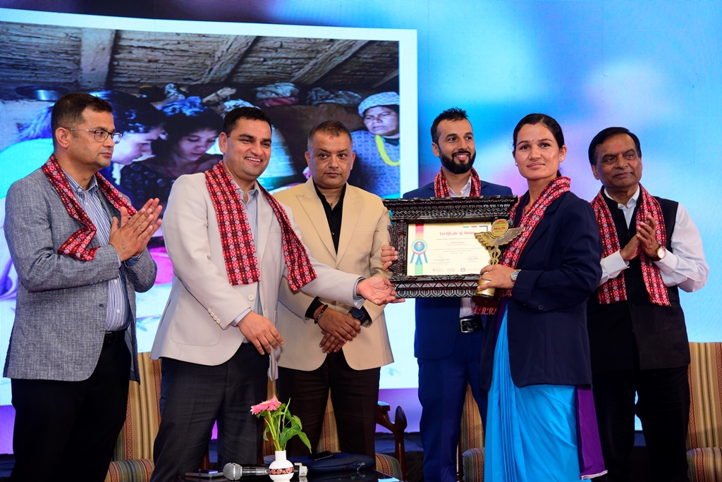 बैतडीको सिगासकी अनमी जानकी उत्कृष्ट नर्स अवार्डबाट सम्मानित