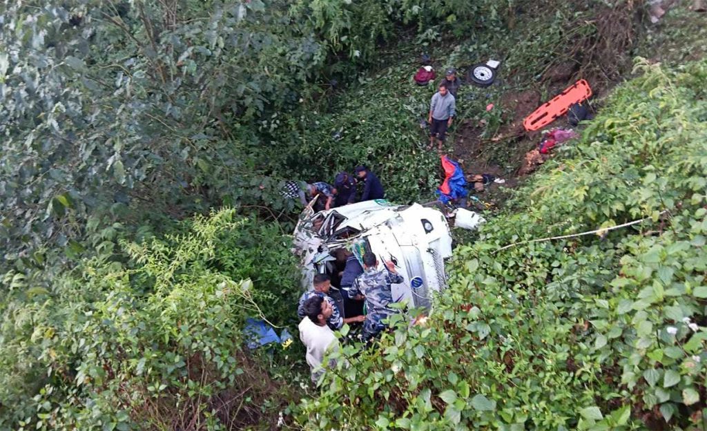 डोटीमा गाडी दुर्घटना हुँदा एक जनाको मृत्यु, ६ बालबालिकासहित २१ जना घाइते