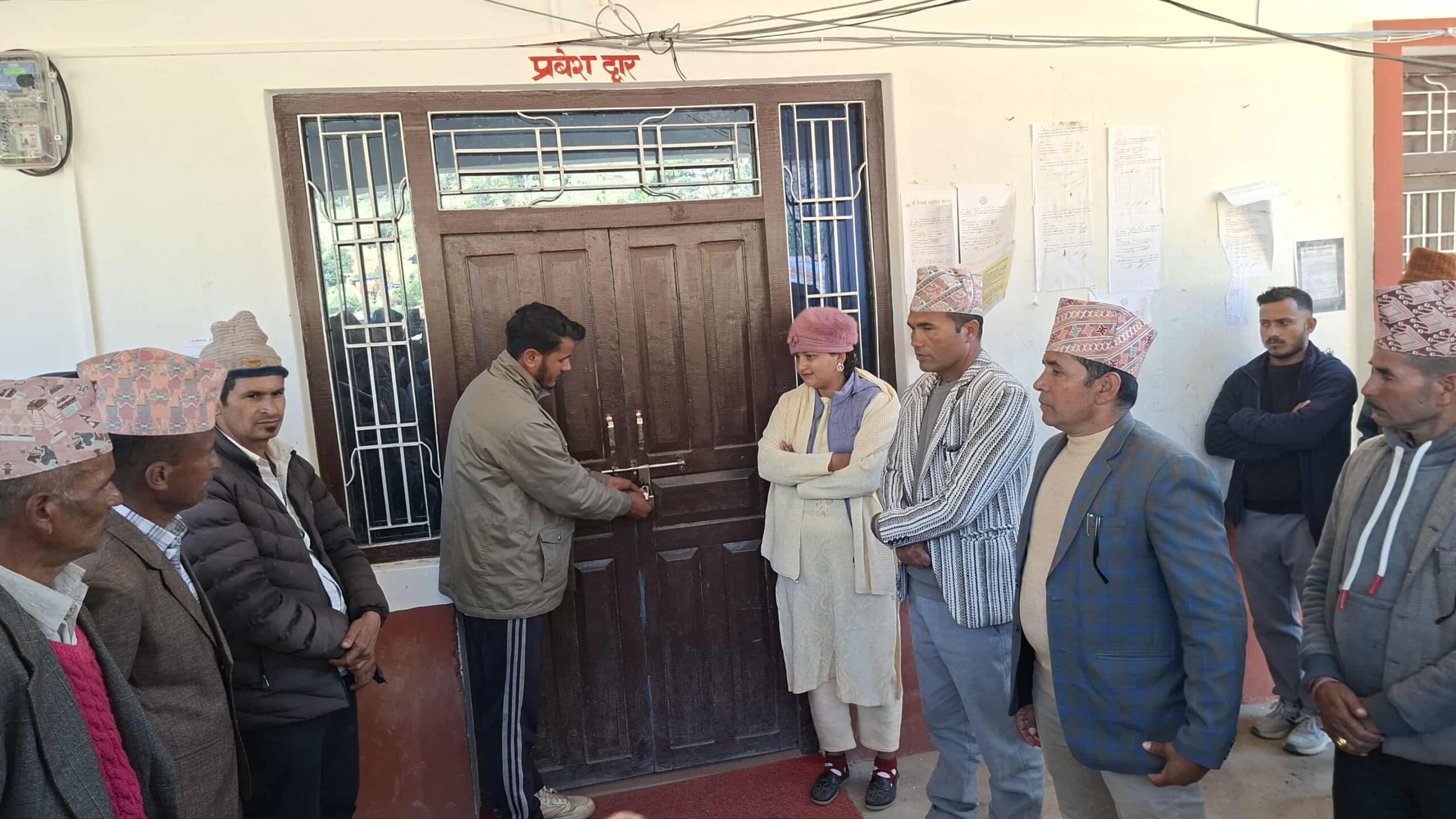 बैतडीको सुर्नयामा ३९ दिनपछि ताला खुल्यो, करार कर्मचारी असन्तुष्ट, छलफल चल्दै