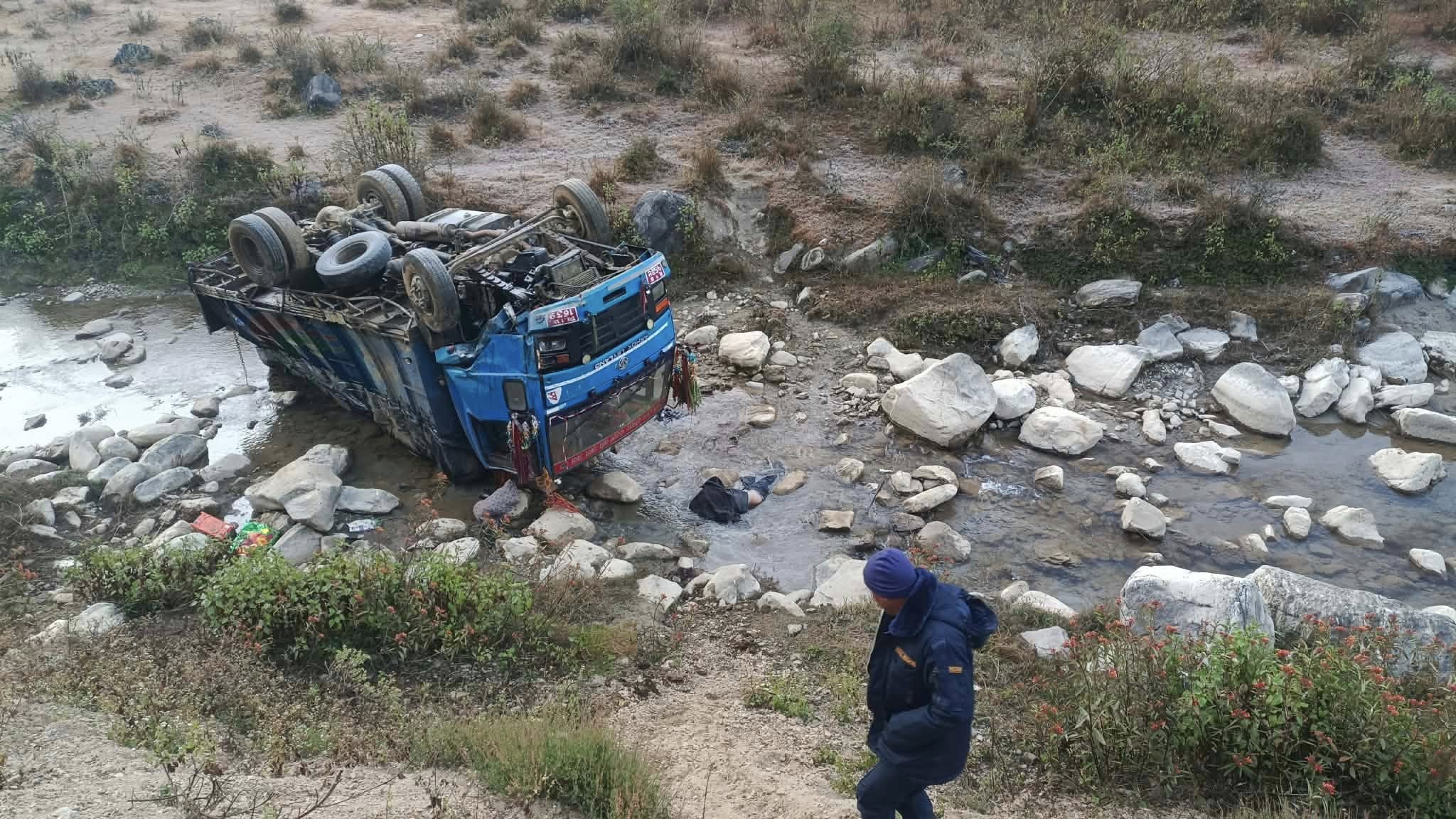 बैतडीमा मिनि ट्रक दुर्घटना, चालकको घटनास्थलमै मृत्यु