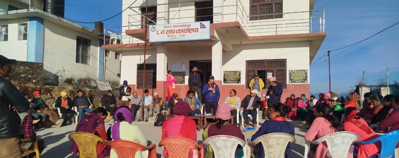 बैतडीको पाटन नगरपालिका वडामै योजनाको सम्झौता गर्दै