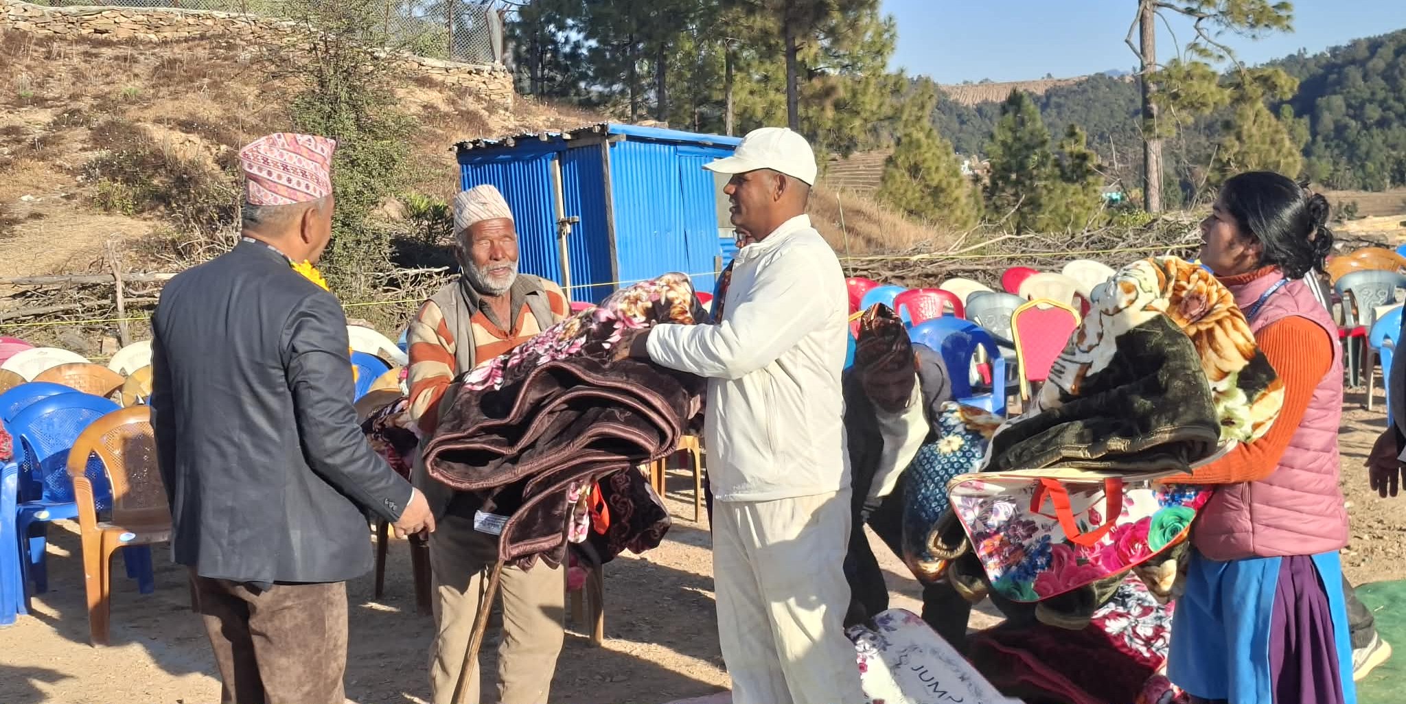 बैतडी: पाटन नगरपालिका —९ का जेष्ठ नागरिक तथा एकल महिलालाई कम्बल वितरण