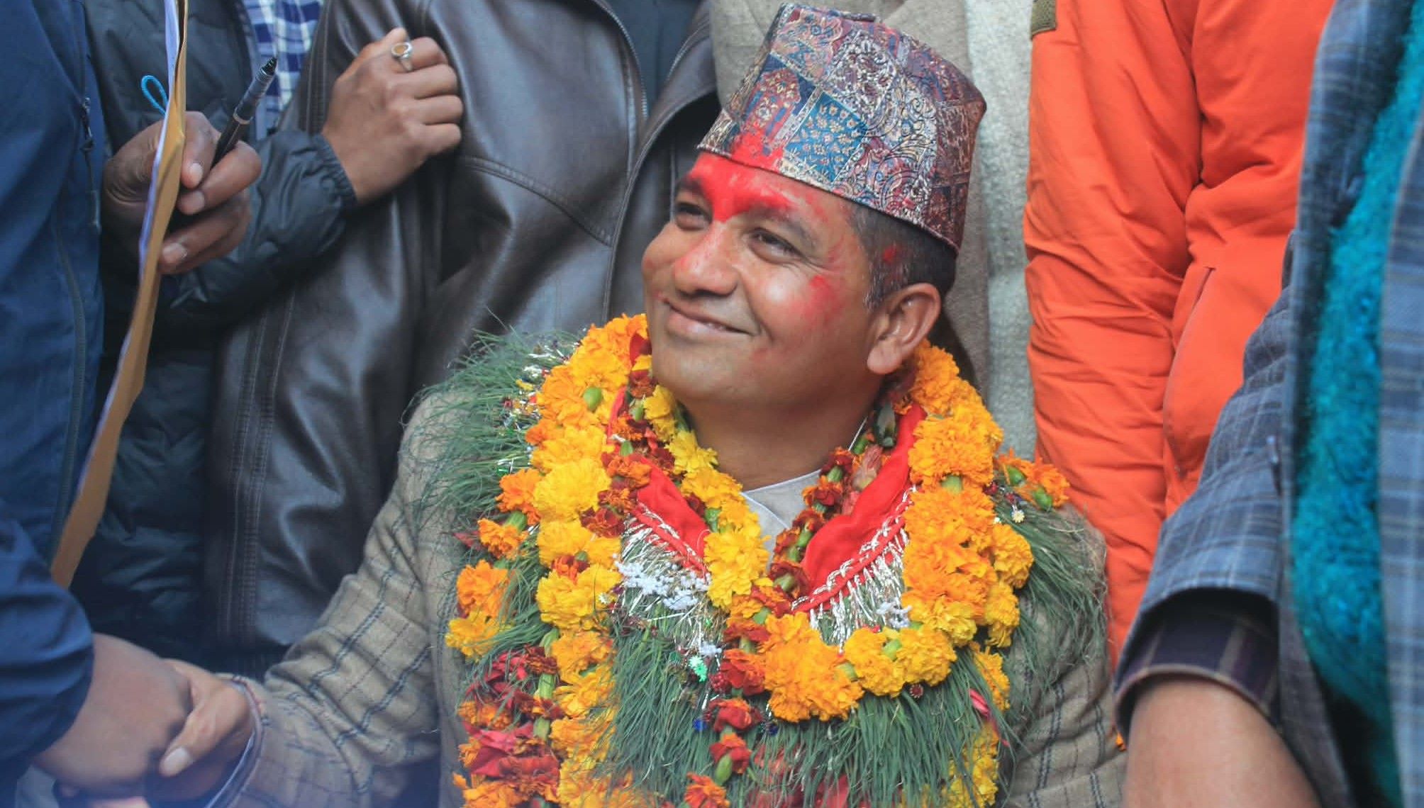 बझाङमा पुनः परीक्षा दिँदै एमाले नेता महर