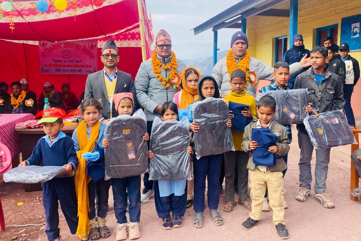 विपन्न बालबालिकालाई झोला र पोशाक वितरण