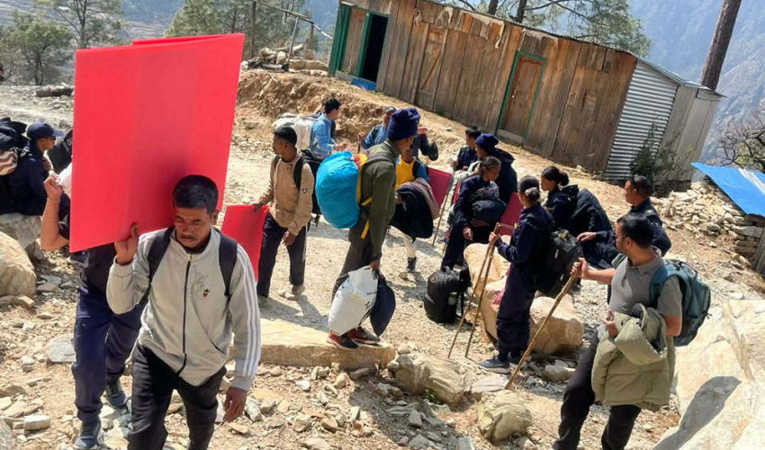 बझाङको साइपालमा मतदान गराउन कर्मचारी तीन दिन पैदल हिँडेर कार्यक्षेत्रतर्फ