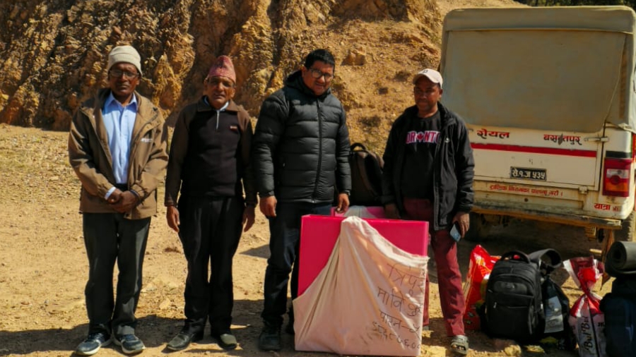 बैतडीमा मतपत्र र निर्वाचन सामग्री बुझेर मतदान केन्द्रमा खटिए कर्मचारी