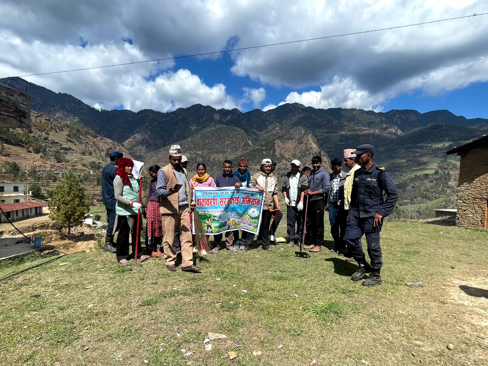 युवा क्लबको आयोजनामा गाँजरी बजार सरसफाई