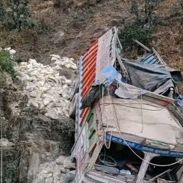 बैतडीमा ट्रक दुर्घटना: आमा छोरासहित चार जना घाइते