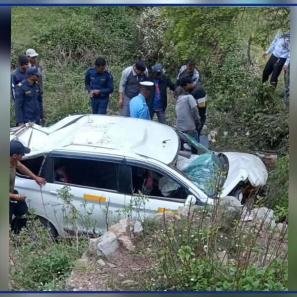 बैतडीमा भारतीय नम्बरको कार दुर्घटना, ३ जना घाइते