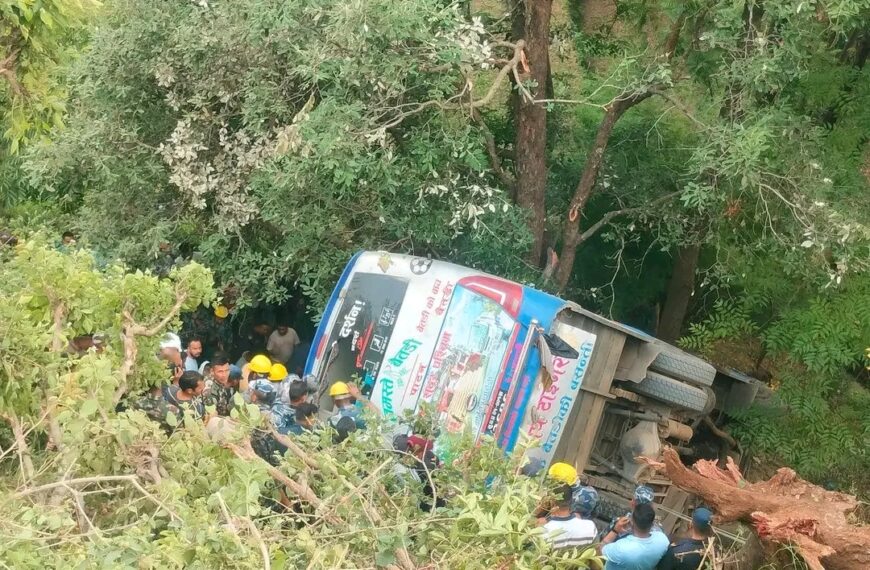 बैतडीमा बस दुर्घटनाः एकजनाको मृत्यु, १० जना घाइते