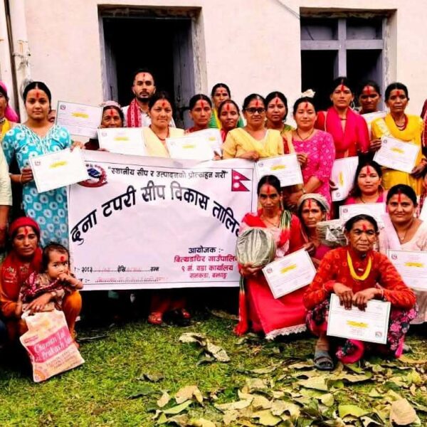 बझाङको बित्थडचिर- ९ का महिलाहरू लाईदुना, टपरी सीप विकास तालिम प्रदान