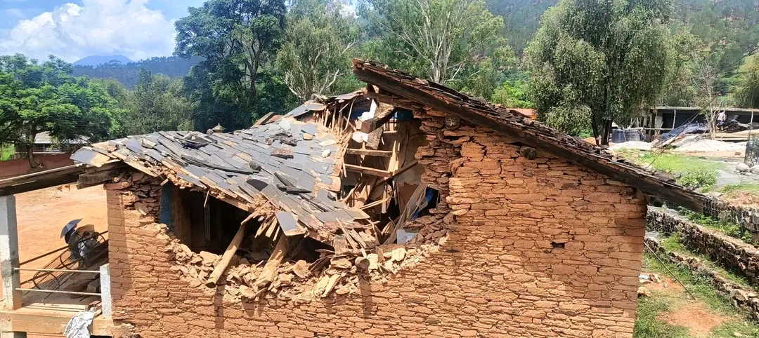 बैतडीमा विद्यालयको दुईतले भवन भत्कियो