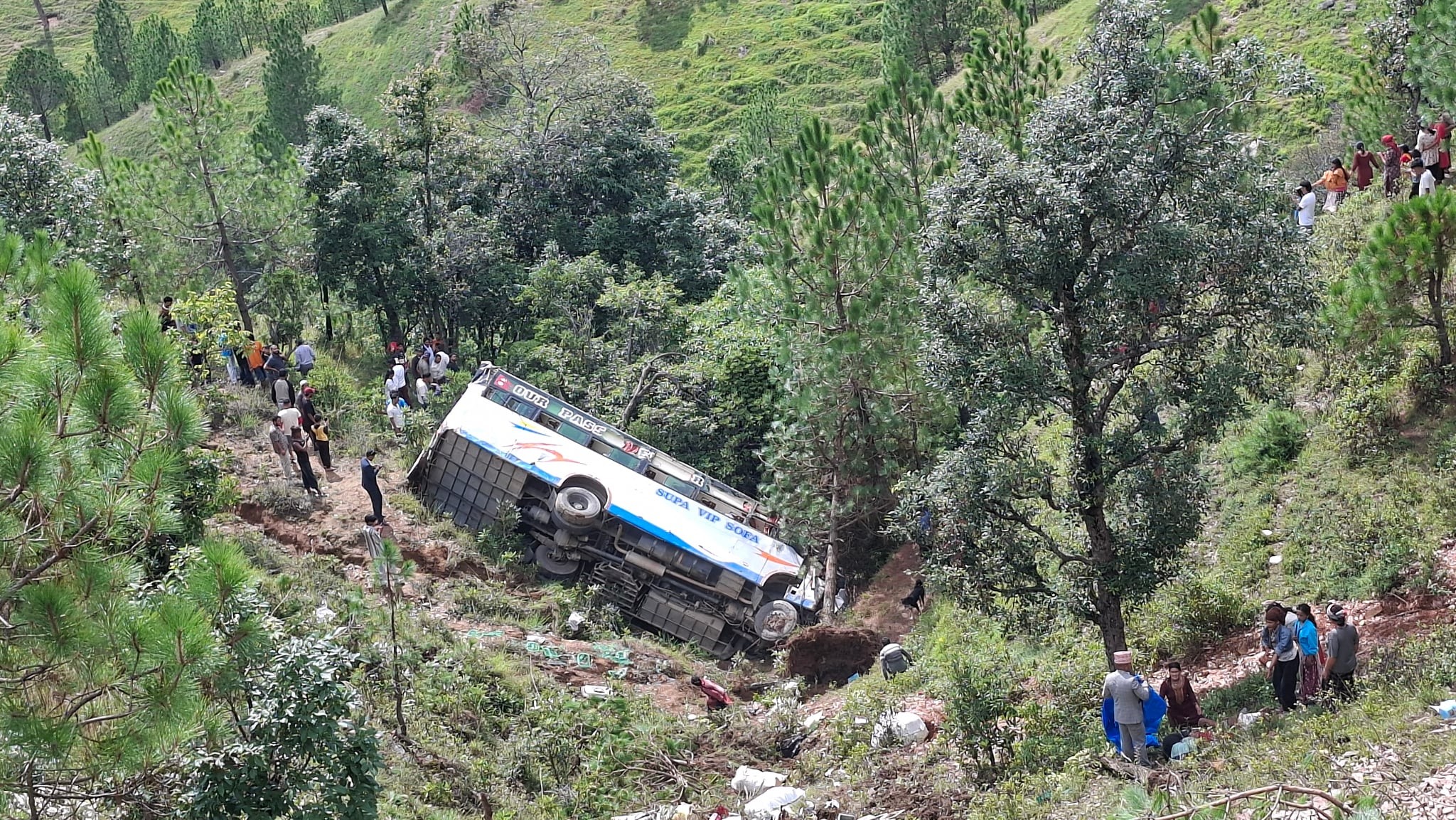 शुक्रबार पाटन नगरपालिका ८ गैराखानमा दुर्घटनामा परेका बस