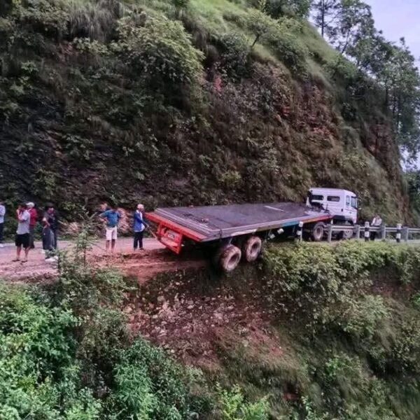 क्रेन अभावमा ट्रेलर हटाउन सकस, महाकाली…