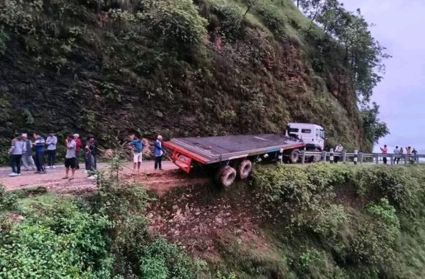 क्रेन अभावमा ट्रेलर हटाउन सकस, महाकाली राजमार्ग ६ घण्टादेखि अवरुद्ध