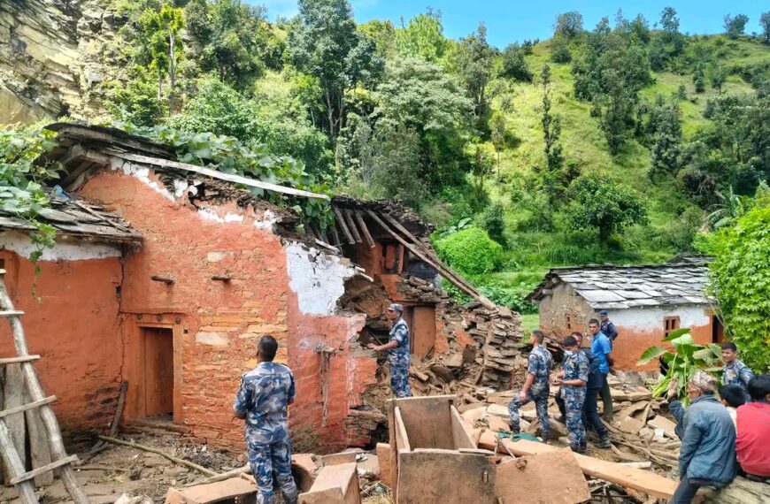 बैतडीमा पहिरोले एक घरमा क्षति, दश घर उच्च जोखिममा