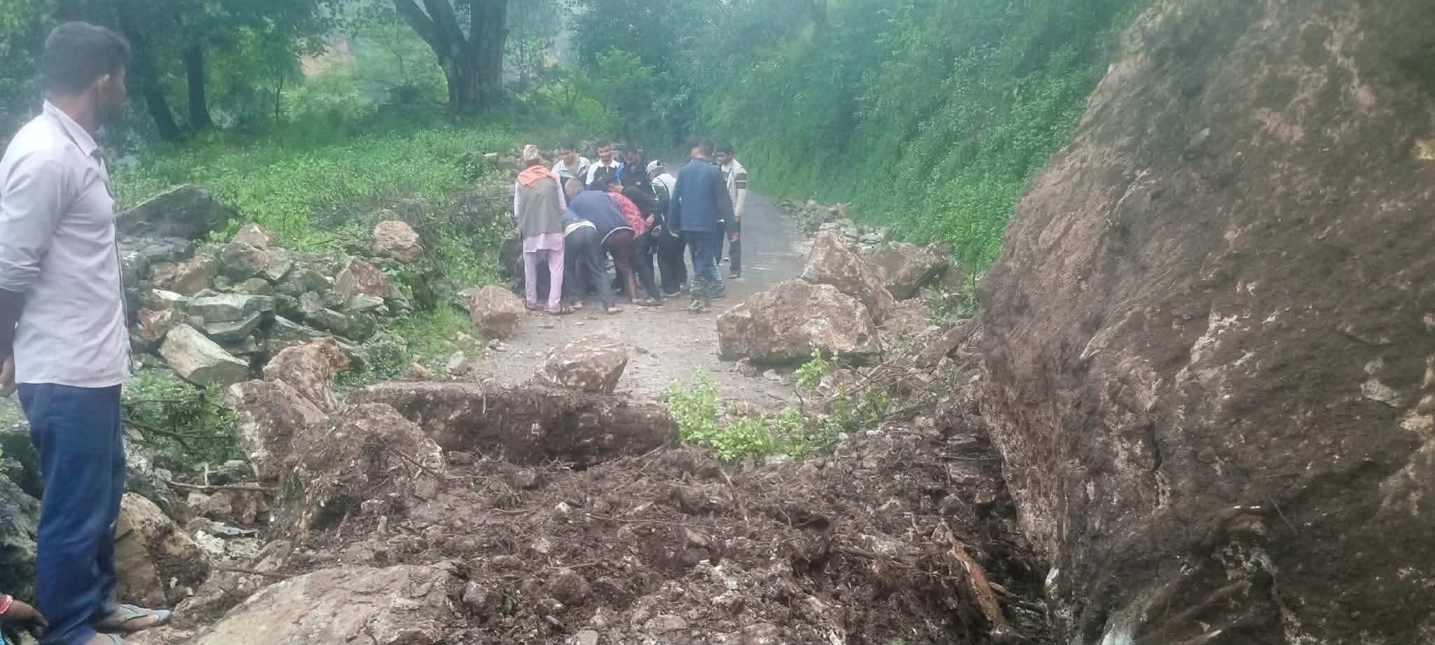 पहिरो खस्दा महाकाली राजमार्ग अवरुद्ध