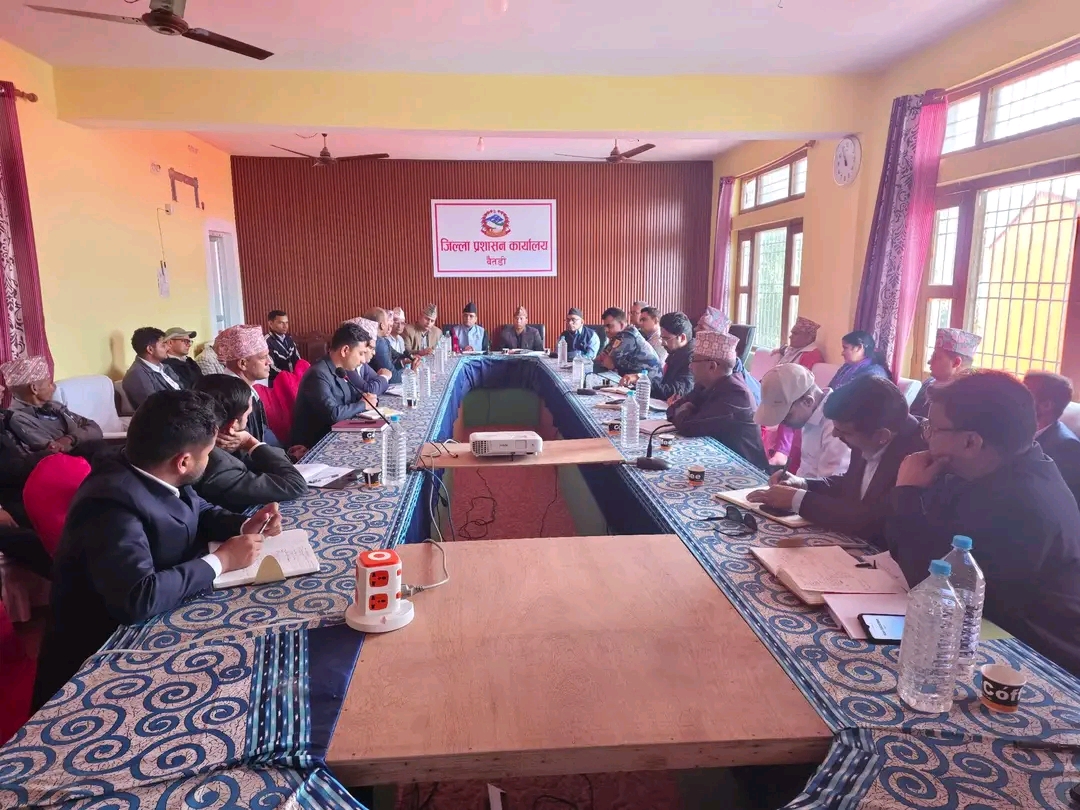 सांसद महतासहितको टोलीद्वारा बैतडीमा कार्यालय प्रमुखहरुसँग छलफल
